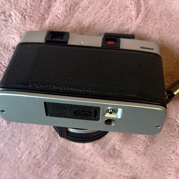 Minolta Hi-Matic F Camera - Silver and Black - Picture 5 of 6